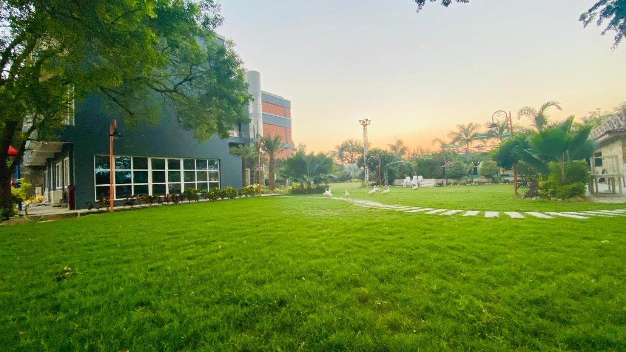 Krishna Riverside Resort Vasad Buitenkant foto