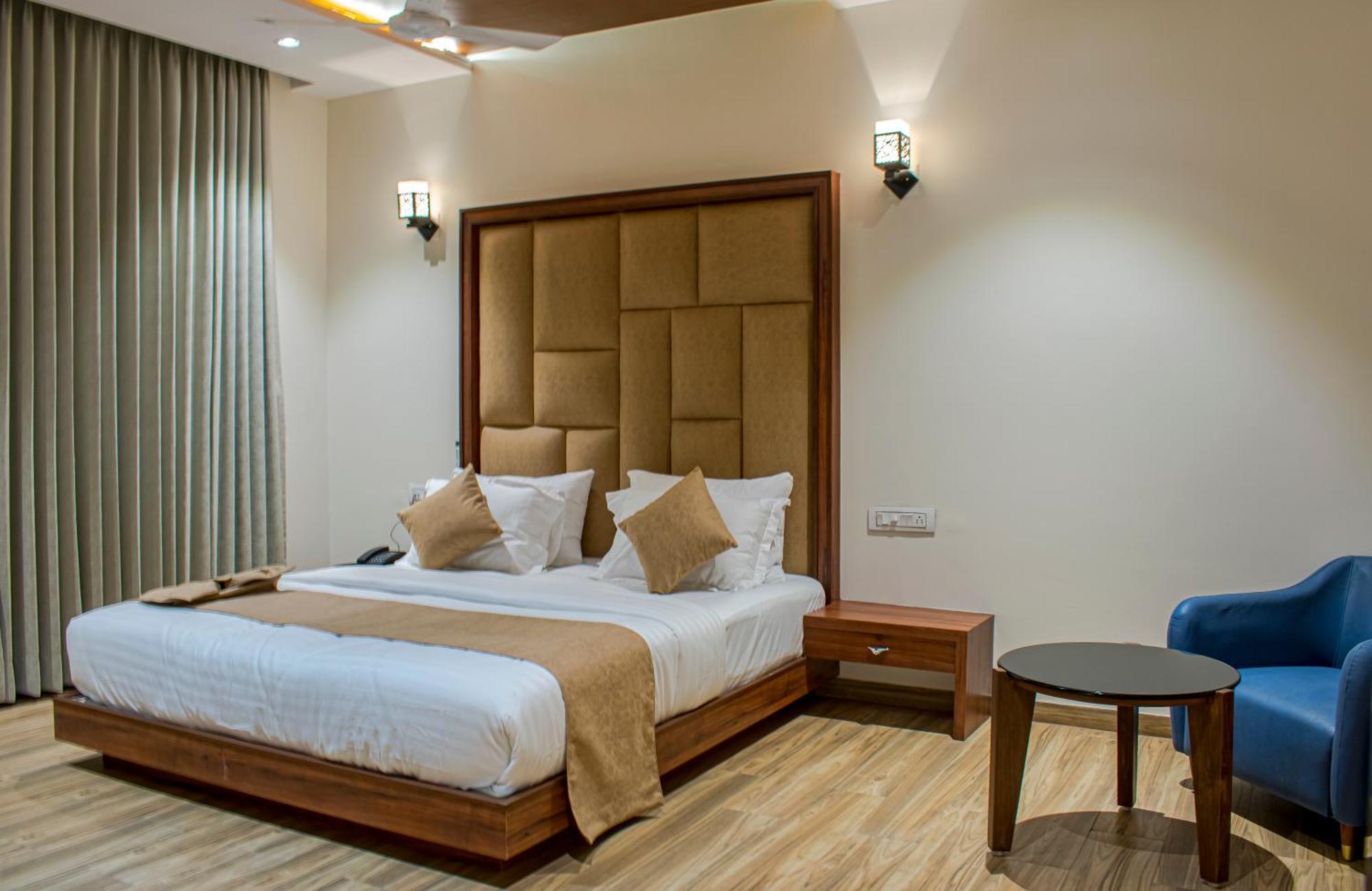 Krishna Riverside Resort Vasad Buitenkant foto