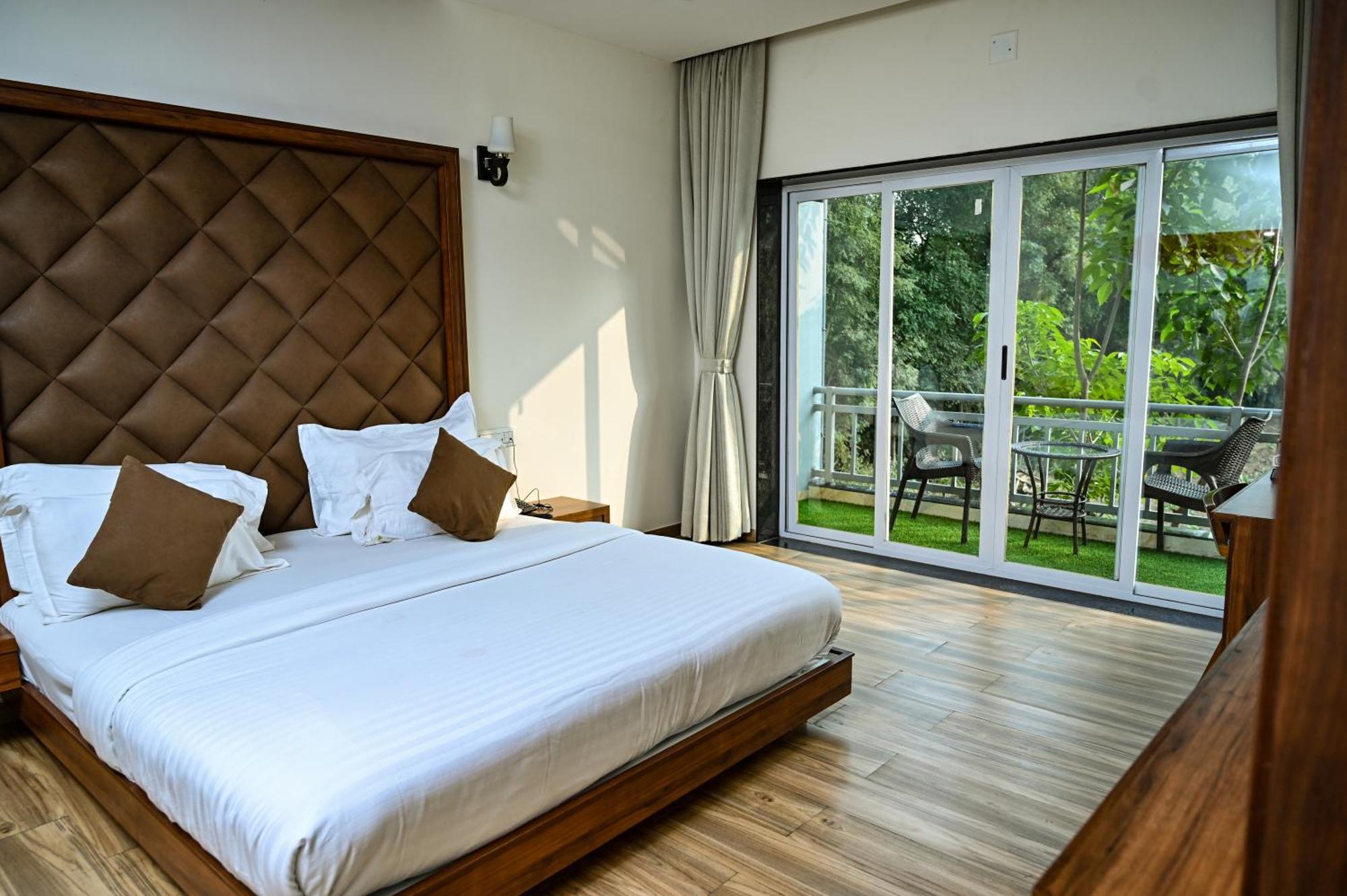 Krishna Riverside Resort Vasad Buitenkant foto