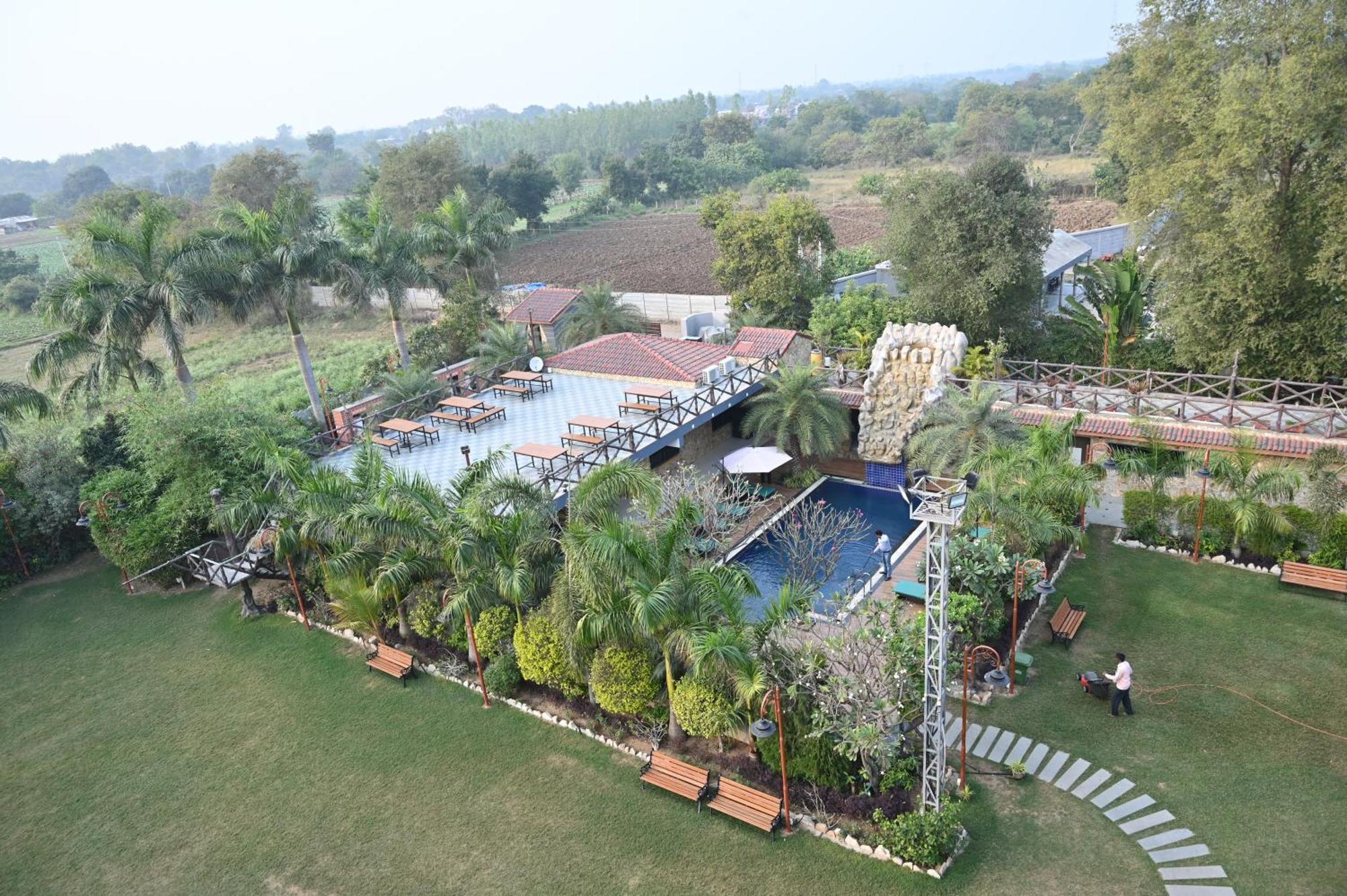 Krishna Riverside Resort Vasad Buitenkant foto