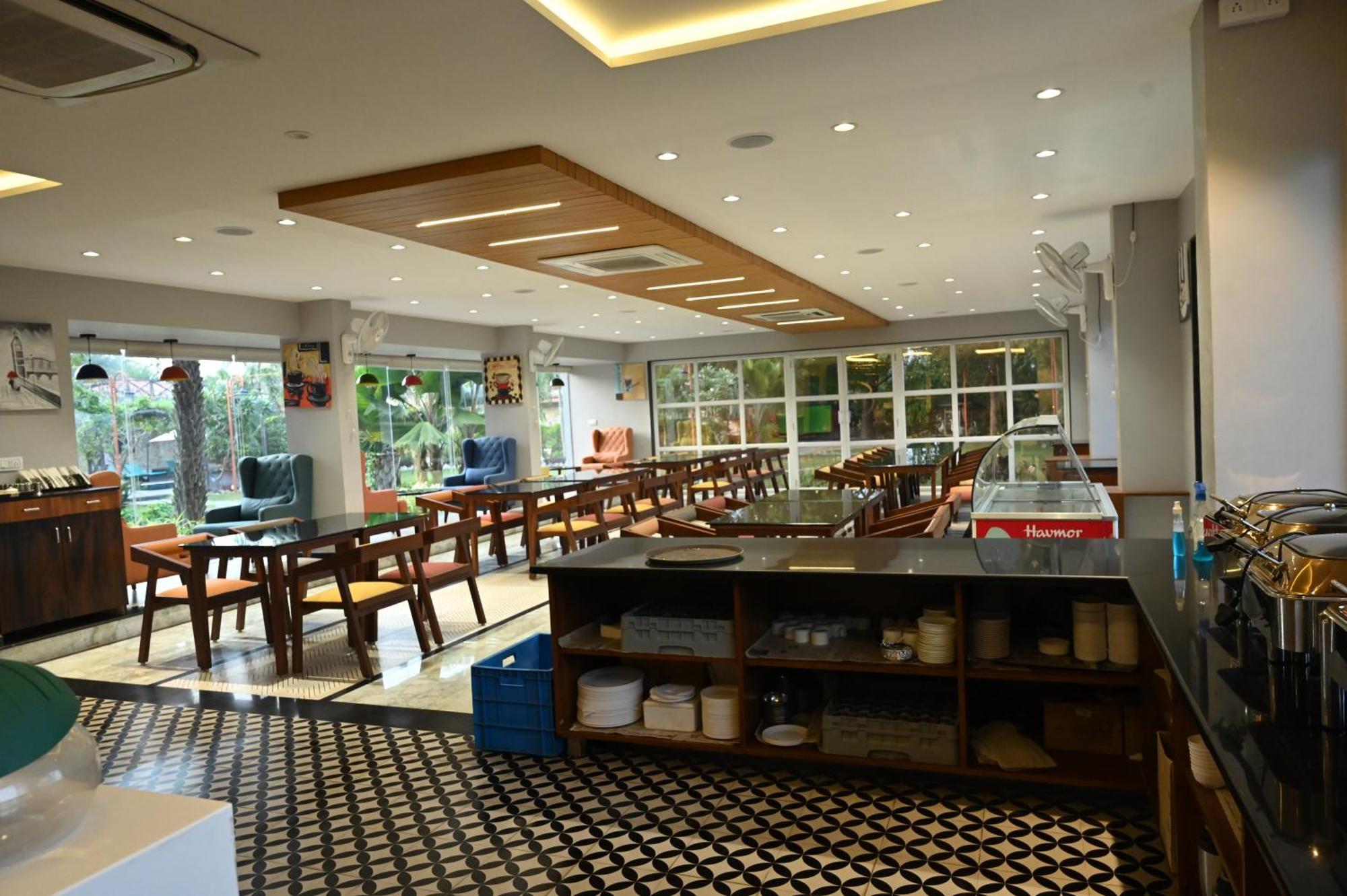 Krishna Riverside Resort Vasad Buitenkant foto