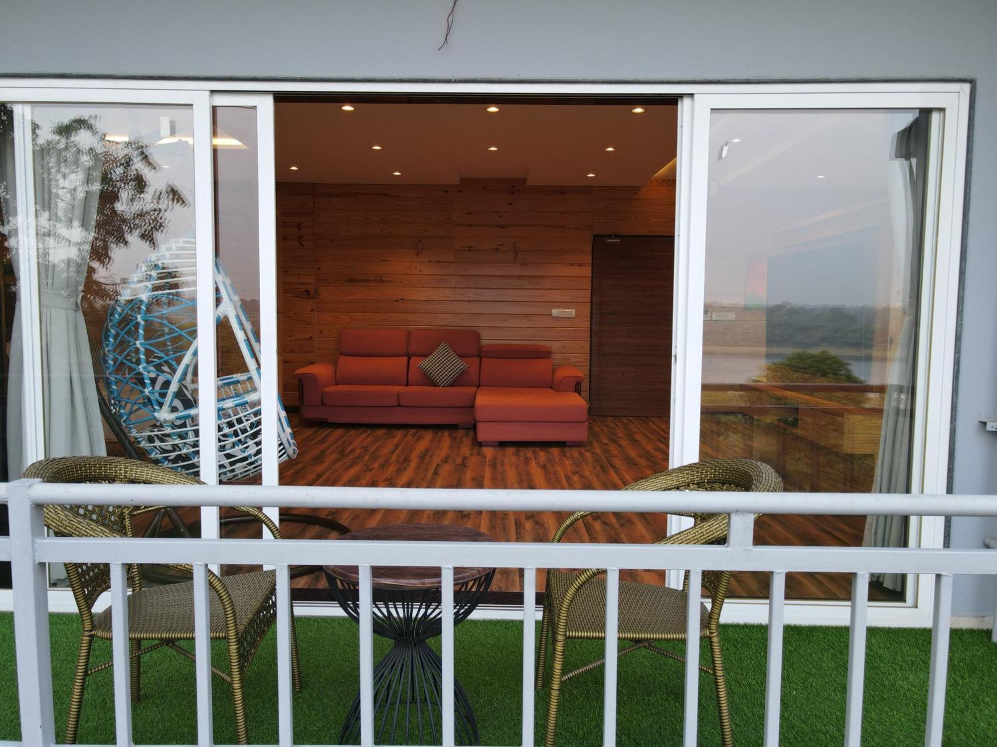 Krishna Riverside Resort Vasad Buitenkant foto