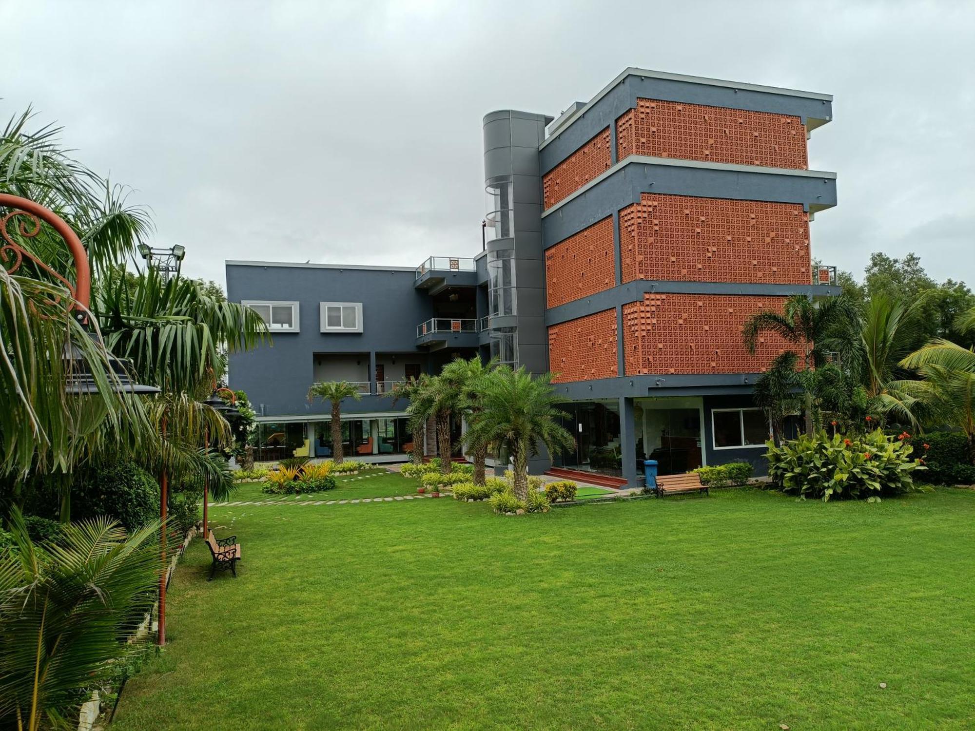 Krishna Riverside Resort Vasad Buitenkant foto
