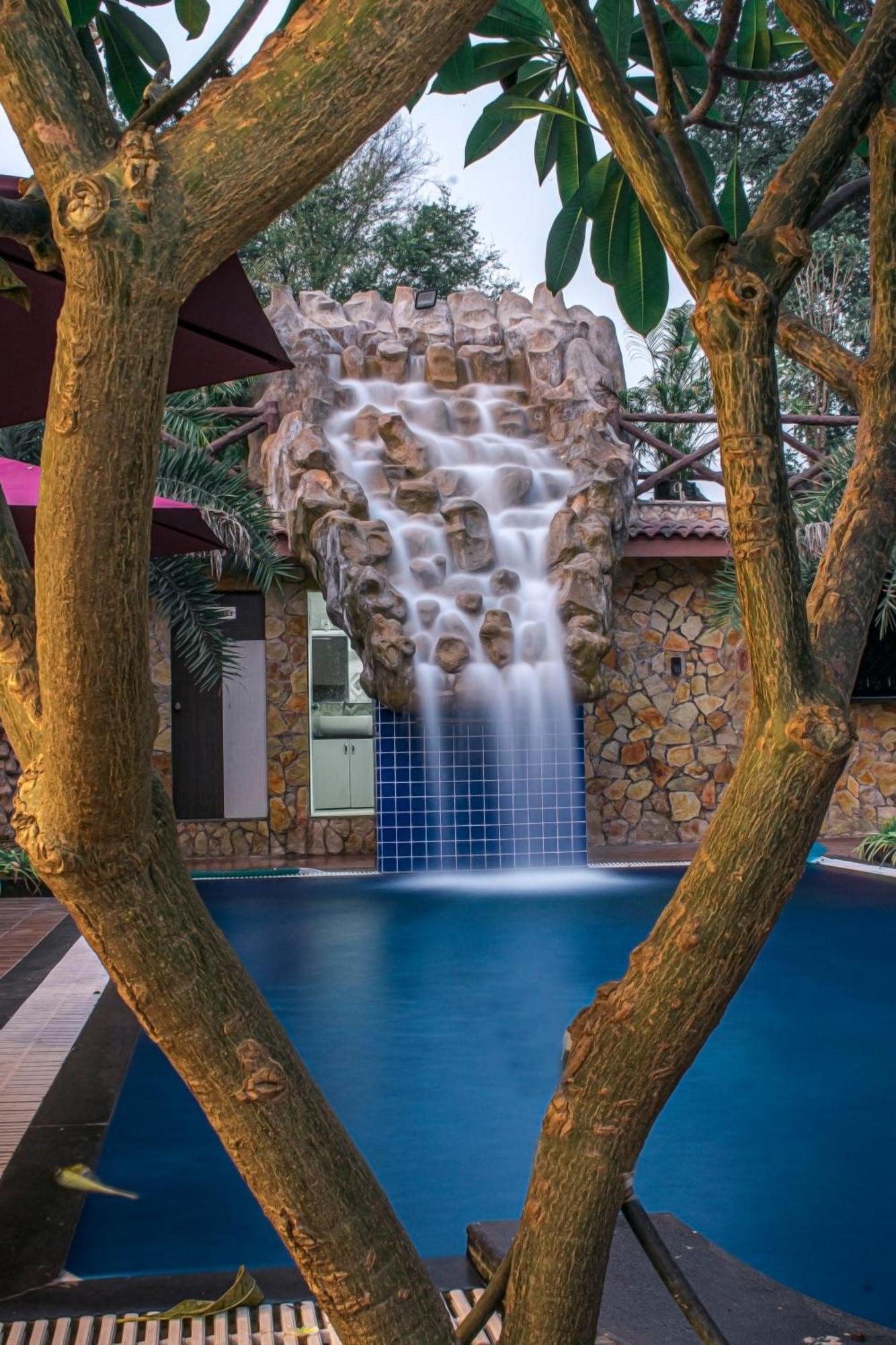 Krishna Riverside Resort Vasad Buitenkant foto