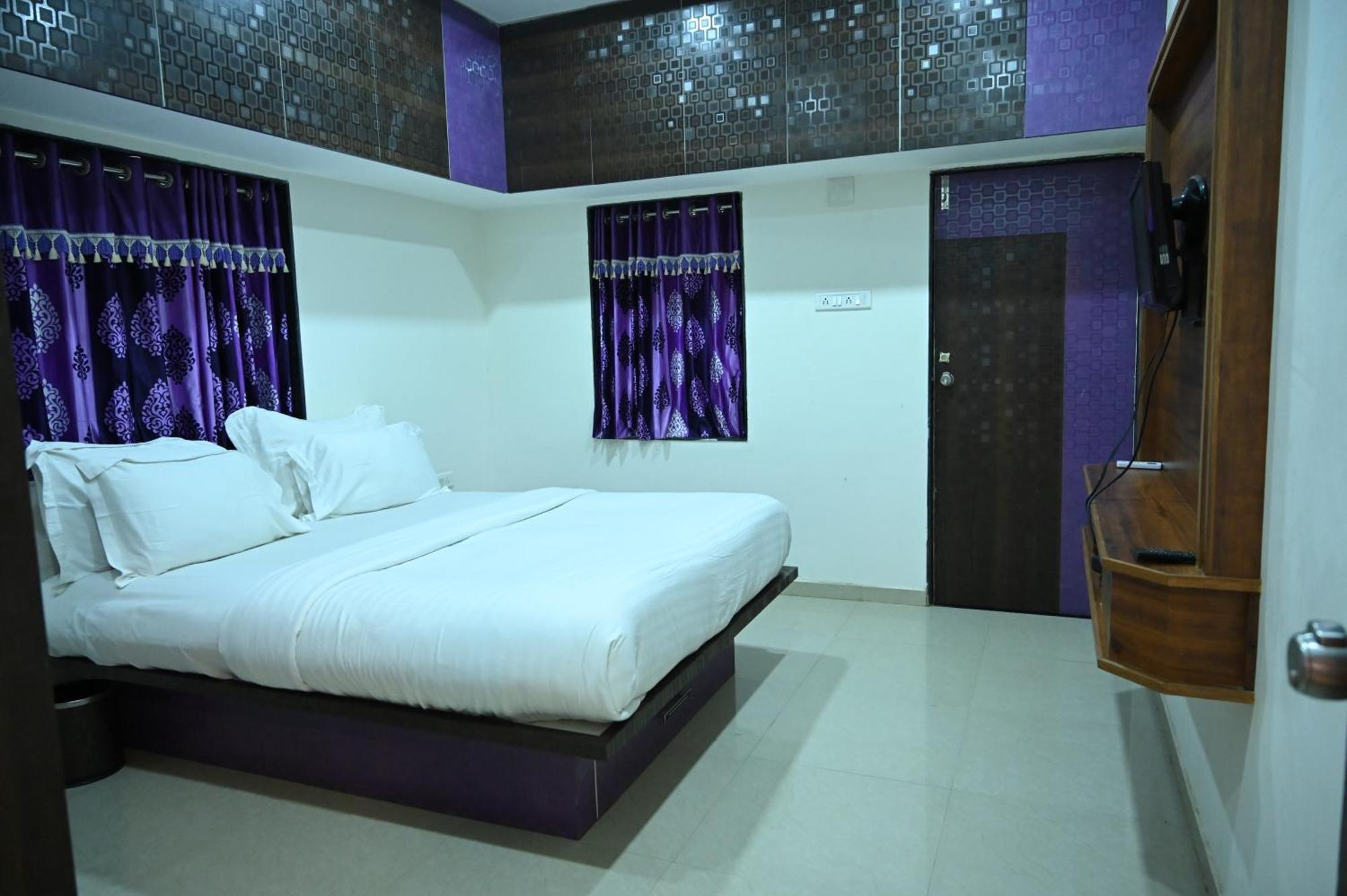 Krishna Riverside Resort Vasad Buitenkant foto